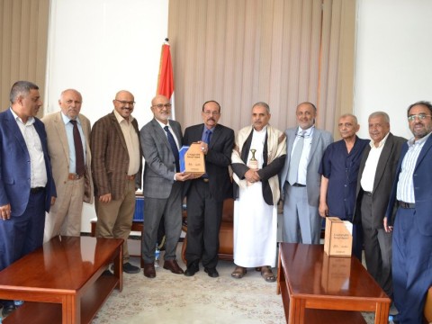 The Chairman of the Shura Council Receives the Study of Yemeni Migration-Reciprocal Impacts